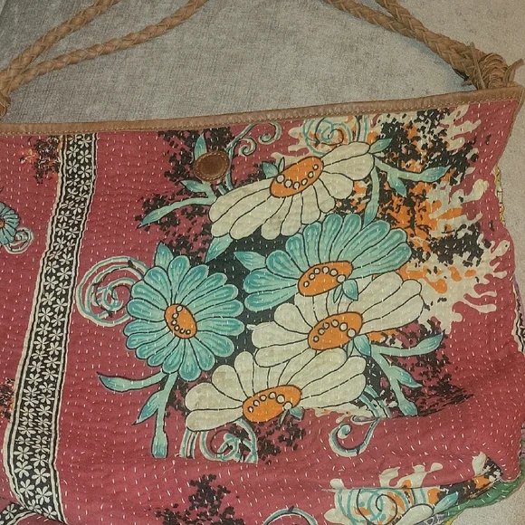 Will Leather Goods Red and Green Shoulder Bag with Floral Design - Picture 4 of 7